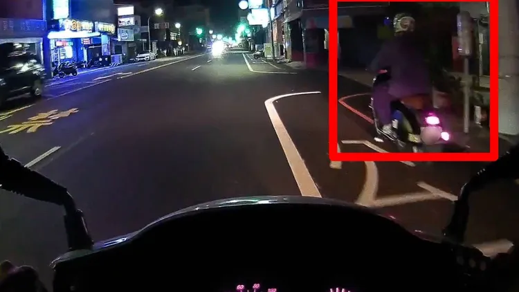 員警發現前車打方向燈卻一路直行。讀者提供