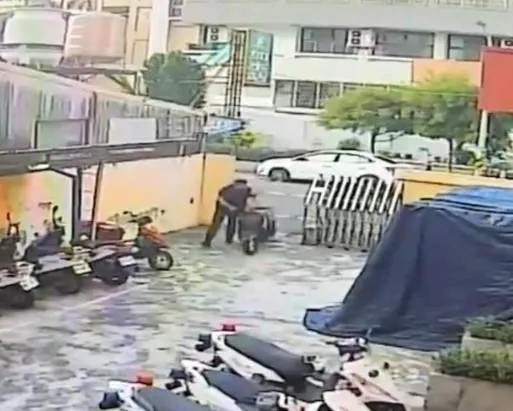 男警賴坤璘牽車1.5公里返回派出所。讀者提供