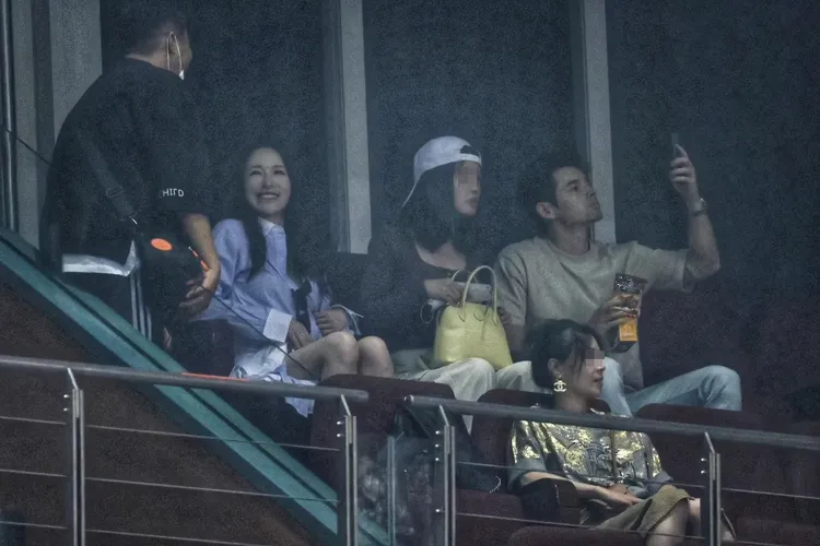 蕭亞軒（左一）日前被到跟「東先生」（右一）一起欣賞王力宏演唱會。資料照片