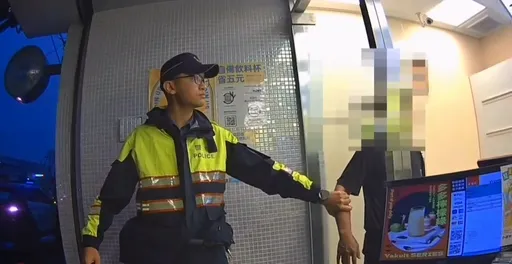 醉漢買飲料發酒瘋竟掏出這東西 4字噴出慘了!惹毛員警遭當街壓制