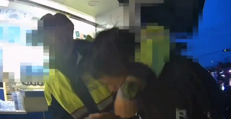 劉男被警方壓制逮捕。民眾提供