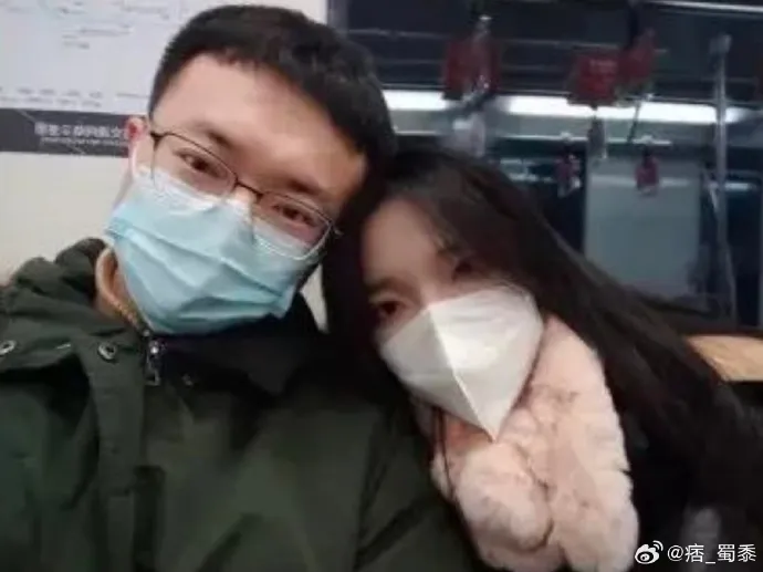 苦情綠帽男與丁女的合照。翻攝自微博