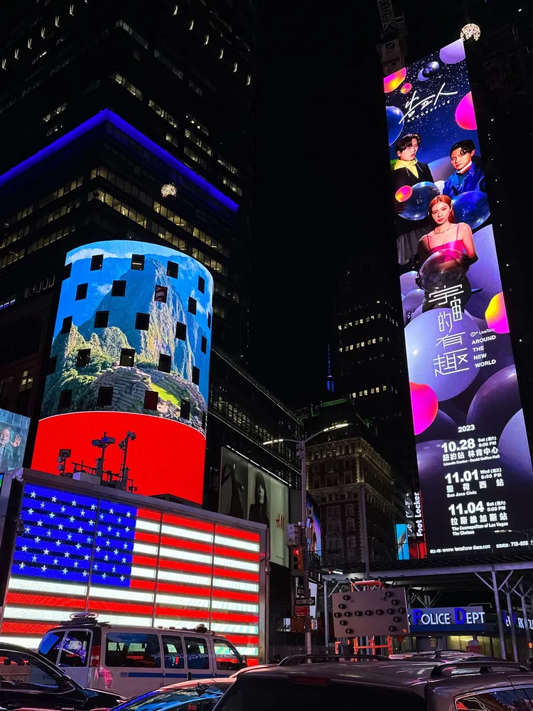 告五人氣勢登上紐約時代廣場指標性巨型LED螢幕。相信音樂提供