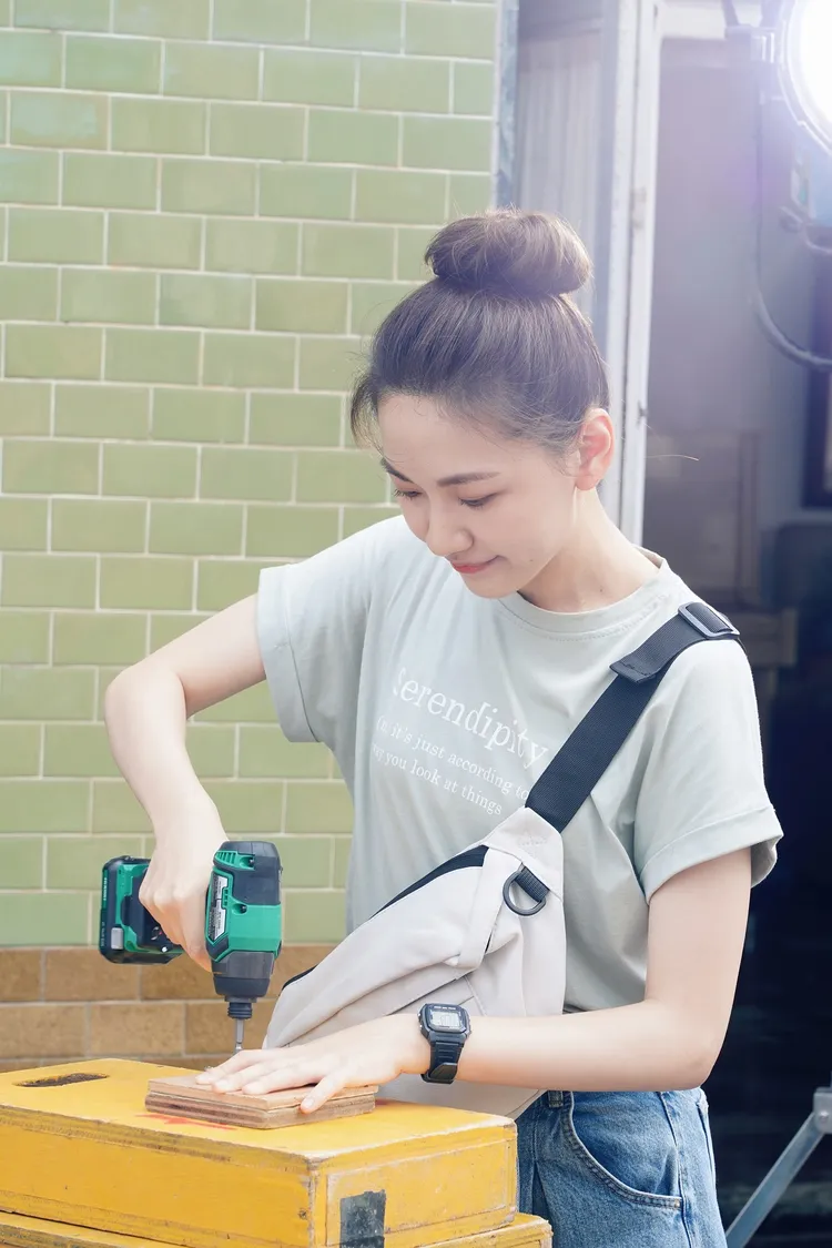 林玟誼擺脫苦情角色變身Man力爆棚的最美木工。華視提供