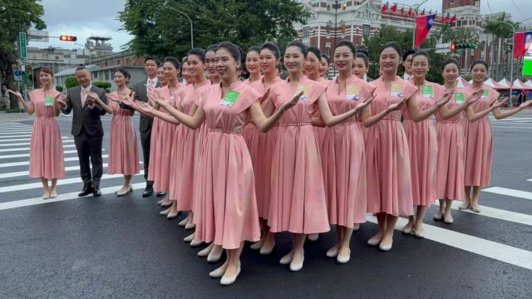 邰智源、阿部瑪利亞與接待同學一同準備禮賓。彭欣偉攝