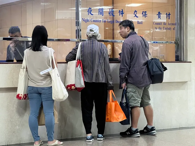 許男親友提著8大袋現鈔為他辦保。陳彩玲攝