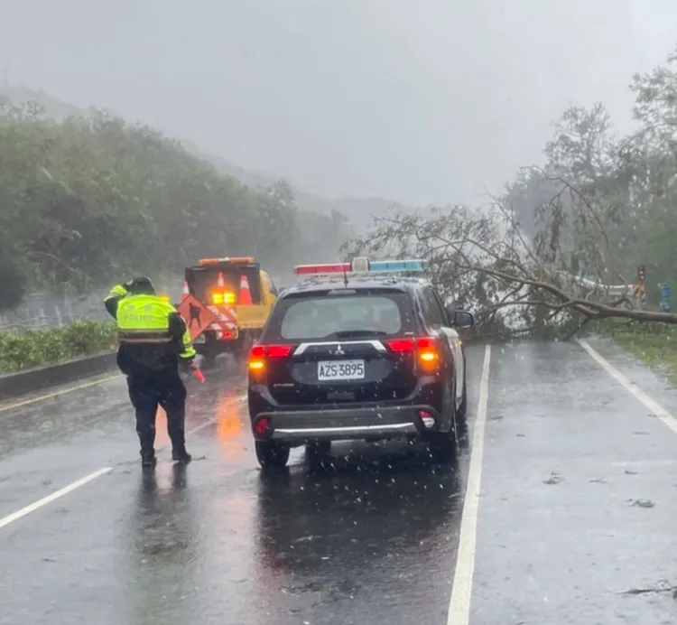 恆春警方進行交管與協助排除樹倒。警方提供