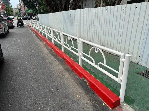 北市金華街實體分隔式人行道。新工處提供