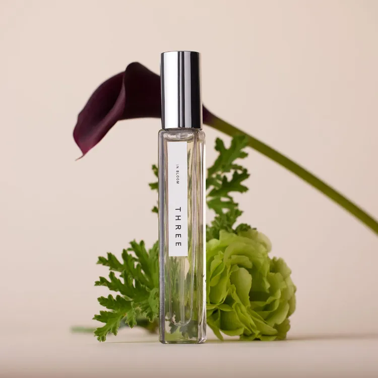 #01花境前調為佛手柑、尤加利、絲柏；中調為茶樹、薰衣草、玫瑰天竺葵、玫瑰；後調為雪松、廣藿香，9ml／1750元。品牌提供