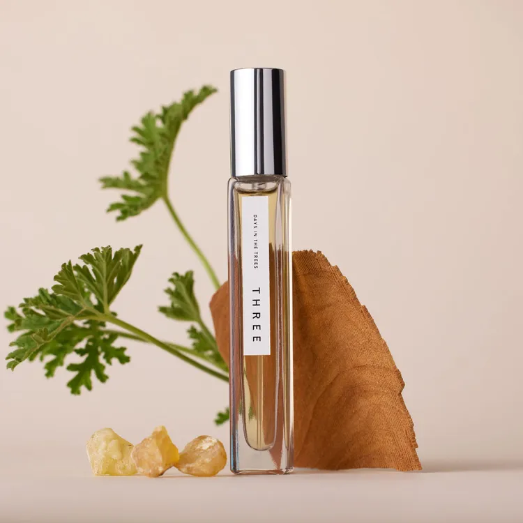 #02樹木前調為葡萄柚、柚子；中調為檜木、芳樟、絲柏、玫瑰天竺葵；後調為乳香、檀香與廣藿香，9ml／1650元。品牌提供