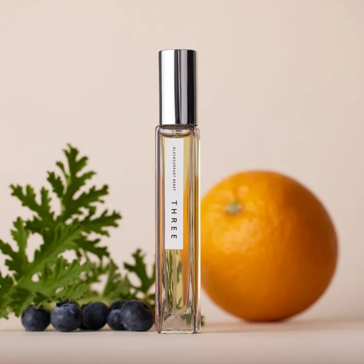 #03果實前調為甜橙、紅橘；中調為黑醋栗、芳樟、玫瑰天竺葵；後調為茉莉、乳香，9ml／1750元。品牌提供