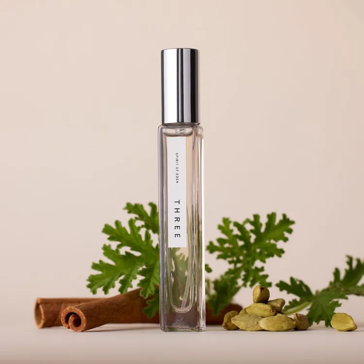 #04種籽前調為檸檬、佛手柑；中調為赤松、玫瑰天竺葵、荳蔻、肉桂；後調為乳香，9ml／1650元。品牌提供