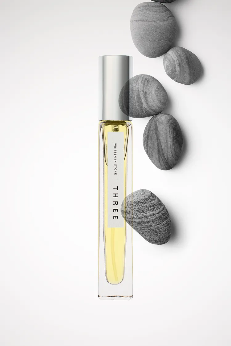 #00磐石前調為檸檬、柚子；中調為沼澤茶樹、玫瑰天竺葵；後調為乳香、廣獲香，9ml／1650元。品牌提供