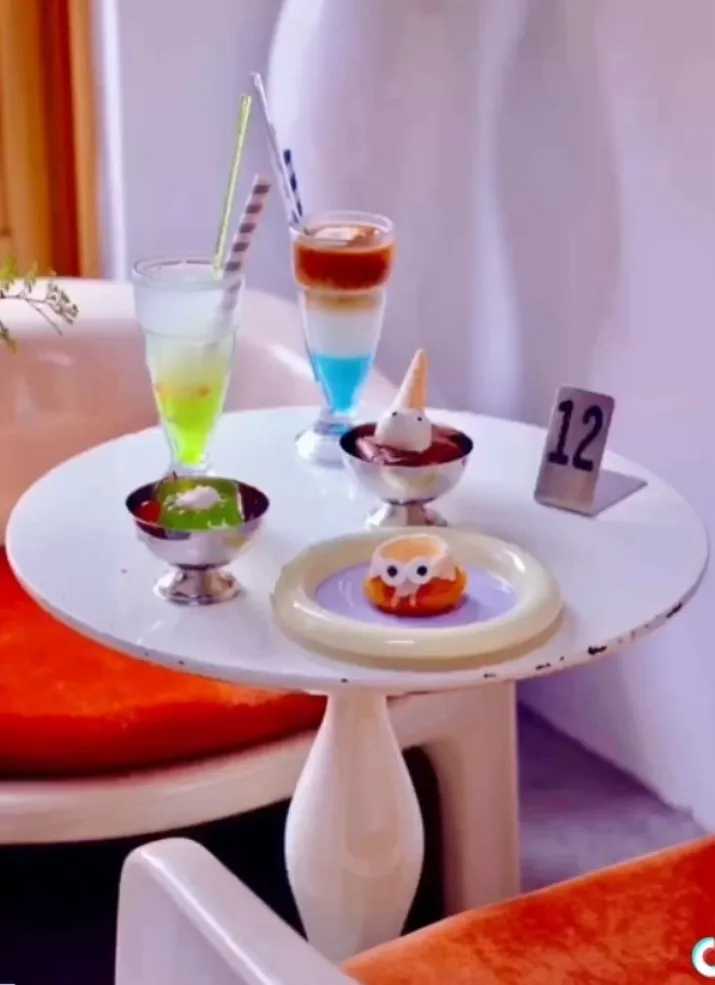 No.24planet咖啡廳,位在台南市北區,俏皮甜點配上繽紛飲料。TikTok@roseforever1 提供