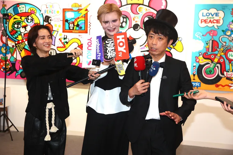 3人對於拿麥牌受訪感到很新鮮。彭欣偉攝