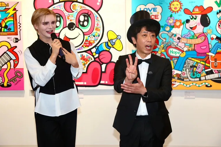 Matt（左）提到平常化妝要3小時，今天沒時間1小時就解決，一旁的後藤輝基比出3的手勢。彭欣偉攝