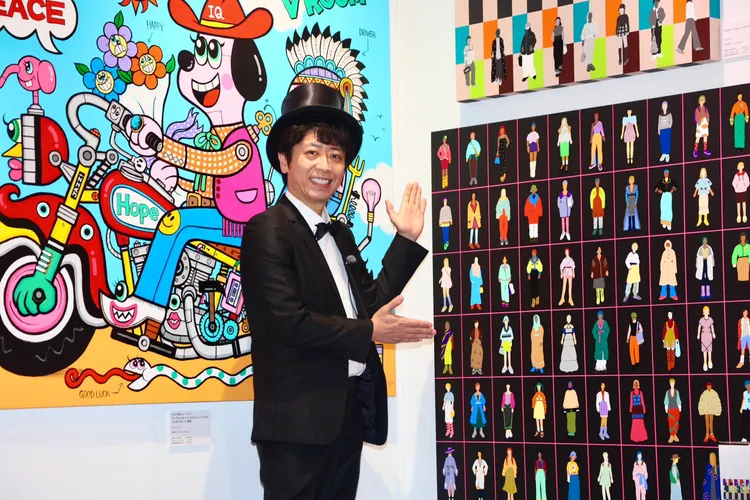 後藤輝基挑選最喜歡的作品。彭欣偉攝