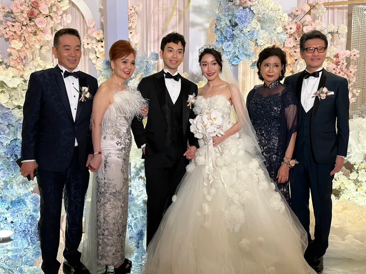 張晨光（左起）、謝美惠、新郎張鈞傑、新娘郭培利和親家開心合影。攝影中心攝