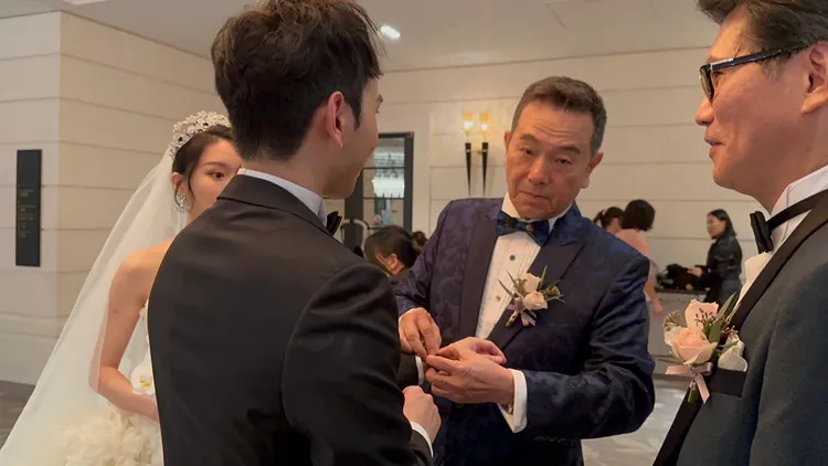 張晨光（右）貼心為兒子別袖扣。趙大智攝