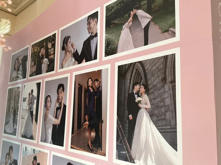 一排婚紗照散發粉紅泡泡。趙大智攝