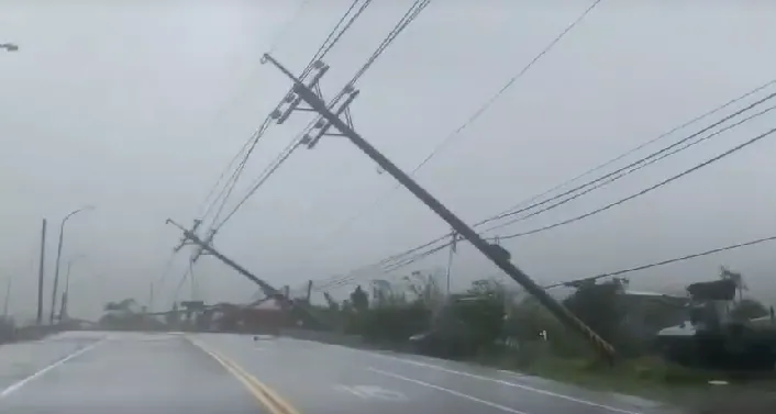 連接恆春滿州的200縣道，路旁電線桿「刷一排」全倒，目測至少13支電桿。翻攝社會事新聞影音群組