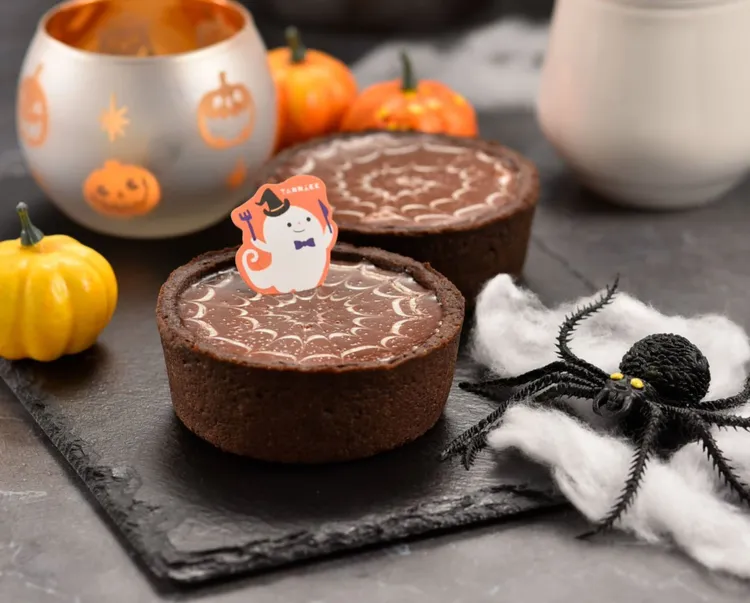迎萬聖節，凡於亞尼克門市購買65元以上切片蛋糕4件，即獲得「萬聖巧克力烤布丁起司」(如圖)或「No.1德國布丁」乙個。亞尼克提供