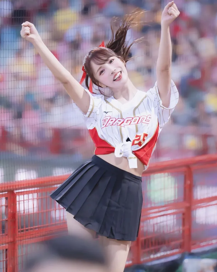 三上悠亞除開球，還擔任味全龍一日啦啦隊。   翻攝yua_mikami  IG