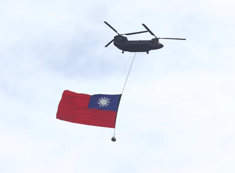 契努克運輸直升機吊掛巨幅國旗飛越上空。彭欣偉攝