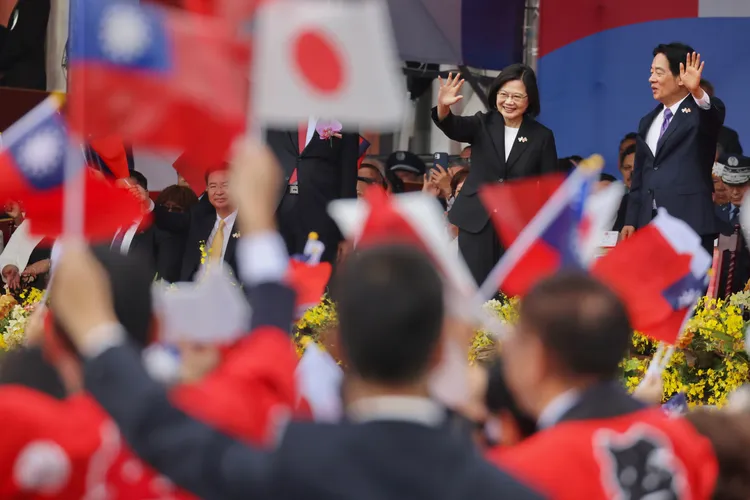 正副總統蔡英文、賴清德向表演團揮手致意。林林攝