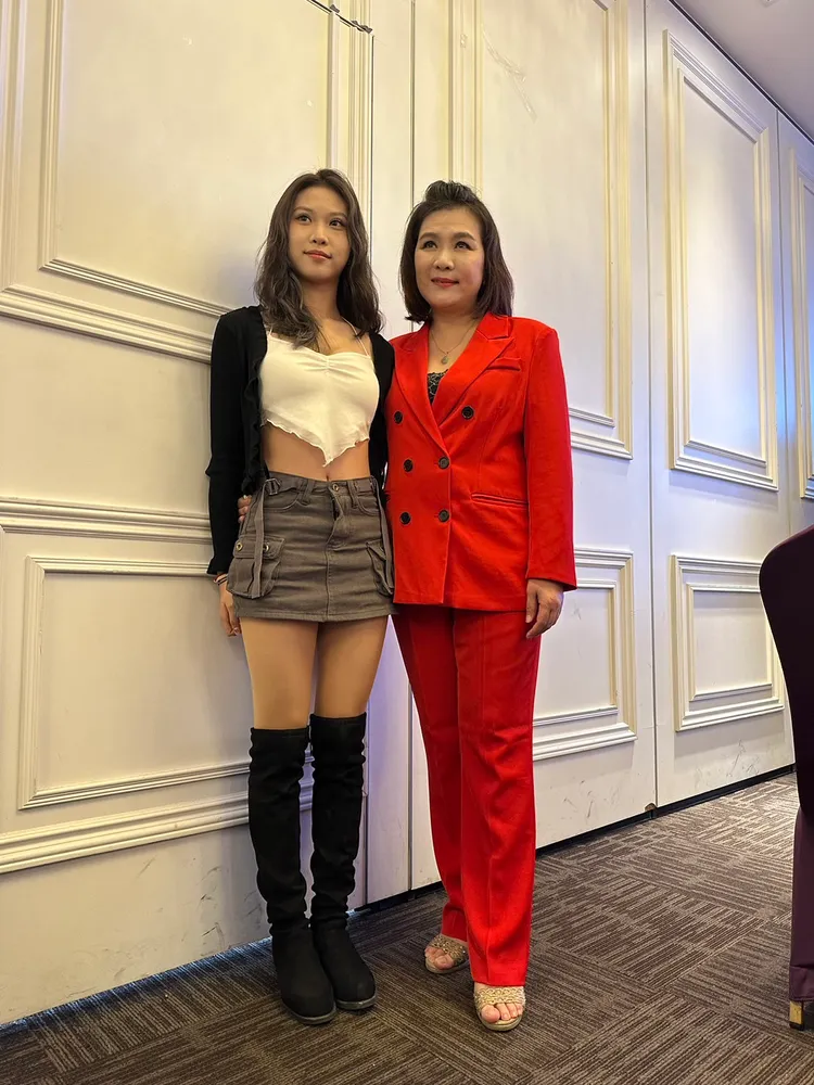 林珮君（右）帶18歲愛女林庭羽露面。趙大智攝