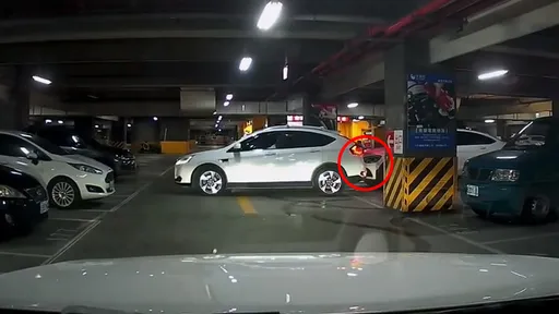停車場倒車「兩度撞賓士」他竟落跑了　網譏：這技術也敢開出門