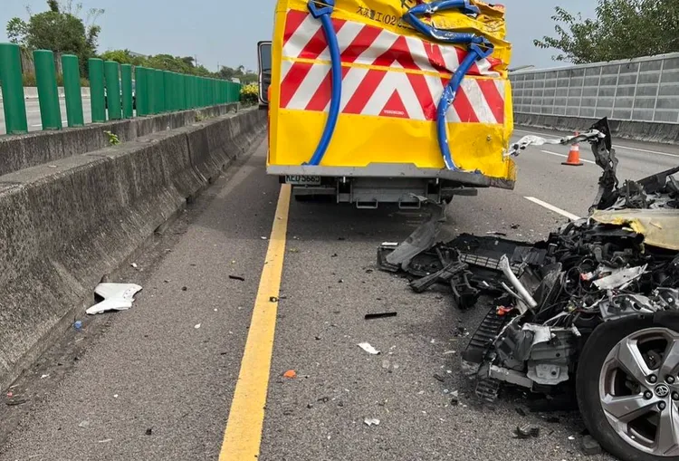 休旅車車頭撞成廢鐵。民眾提供