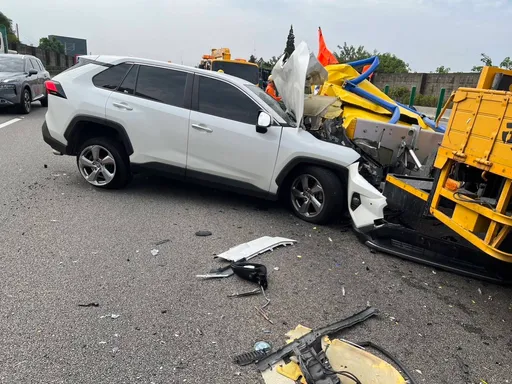 自动驾驶又肇祸 进口休旅车国道追撞缓撞车!车头全毁人无伤