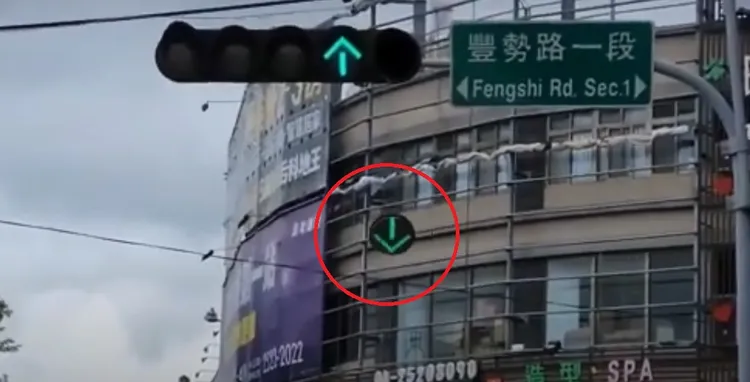 紅綠燈號誌被吹落，掛在空中隨風搖晃。民眾提供