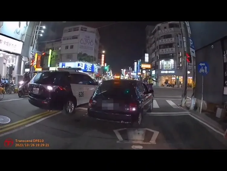 彭姓兄弟趁機加速逃逸。民眾提供