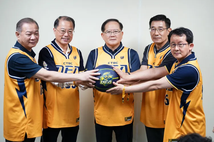 籃球賽宣傳反詐，警政署長黃明昭跑上第一線。警方提供