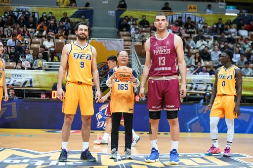 警政署長宣導反詐　穿背號「165」球衣登T1聯盟開球