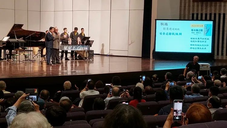 賴清德與鄭智仁合唱〈啄木鳥之歌〉。凃建豐攝