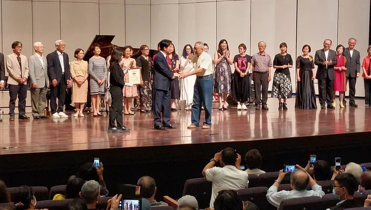 賴清德頒發感謝狀給多年來參與協助贊助音樂會的熱心人士。凃建豐攝