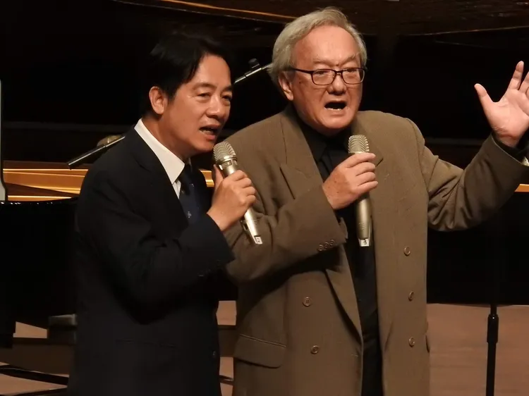 賴清德與鄭智仁合唱〈啄木鳥之歌〉。林得雨提供