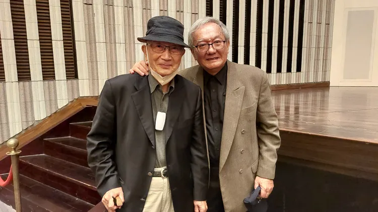 鄭智仁(右)2002年獲高雄文藝獎及金曲獎傳統藝術類最佳作詞及最佳演唱獎。凃建豐攝