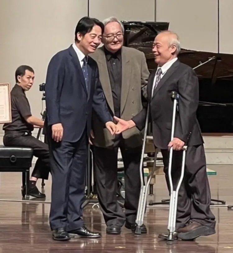 賴清德頒發感謝狀給作詞人林沉默。林得雨提供