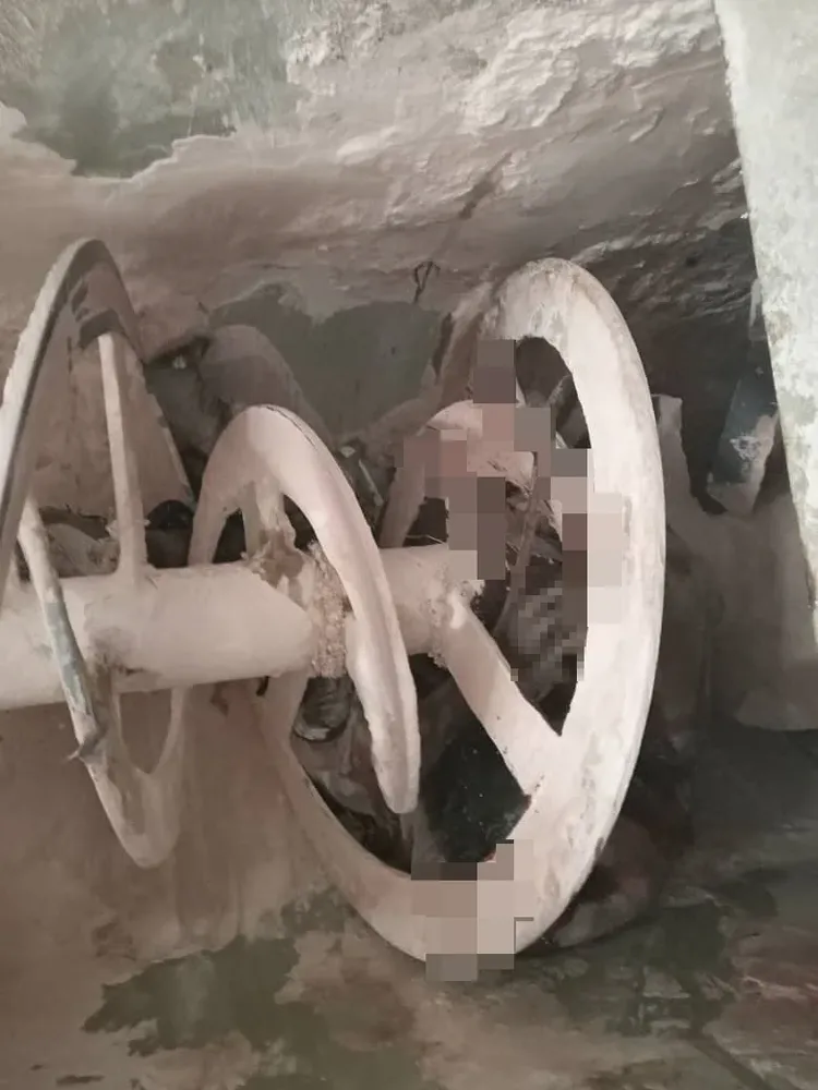 死亡移工遺體卡在攪拌機內。翻攝自《中國報》