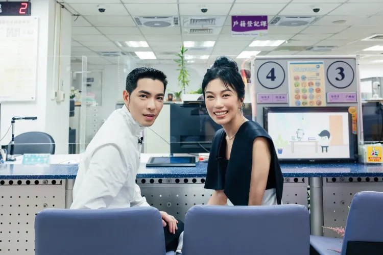 蕭敬騰與Summer在北市南港區戶政事務所登記結婚。喜鵲娛樂提供