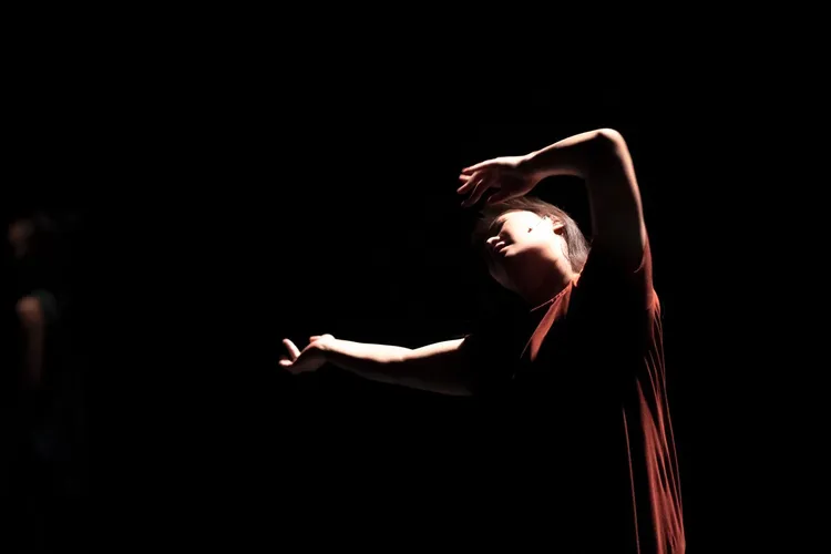 舞台劇《黑暗的光景》， 希望讓觀眾找回簡單的快樂。OXYM劇團提供