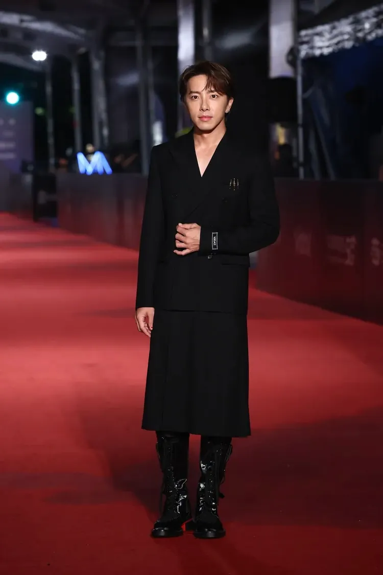 坤達以VERSACE裙裝造型帥翻紅毯。攝影中心攝