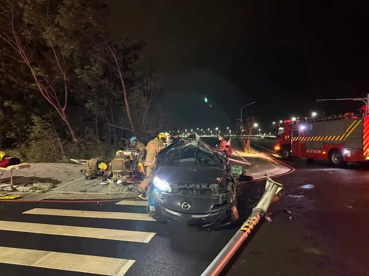 警消到場陸續救出車內3人。讀者提供