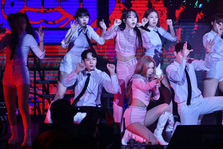 MAMAOO+今天2場演出吸引6000人朝聖。林林攝