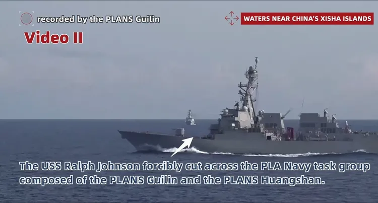 共軍指控美國驅逐艦在中國強行穿越黃山艦與桂林艦的編隊。畫面來源：中國國防部微博