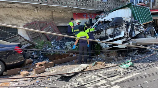 大卡車翻覆撞斷電桿卡圍牆 命大!駕駛一度受困、旁邊的他竟毫髮無傷